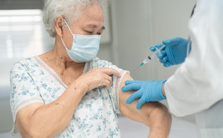 Expert advisers recommend raising NHS COVID-19 vaccine age threshold to 80