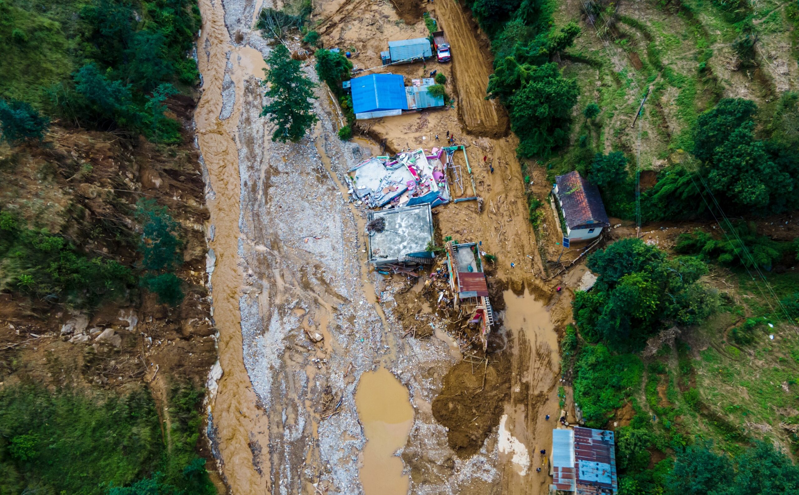 Nepal latest: British families warned of ‘long wait’ for news as 939 confirmed dead