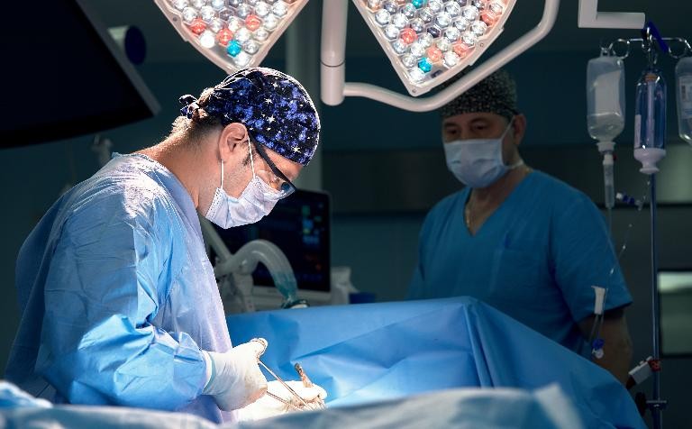 Man lives with pig kidney for nine months before receiving human transplant in world first